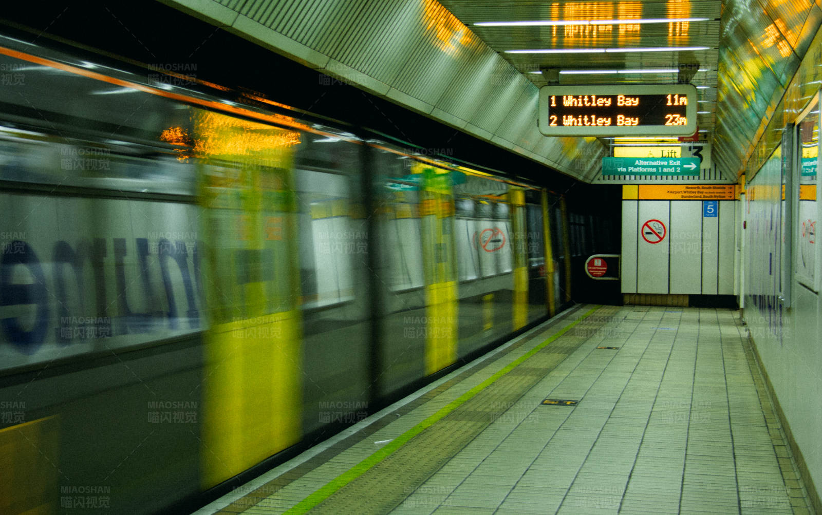 地铁站台飞驰的列车图片