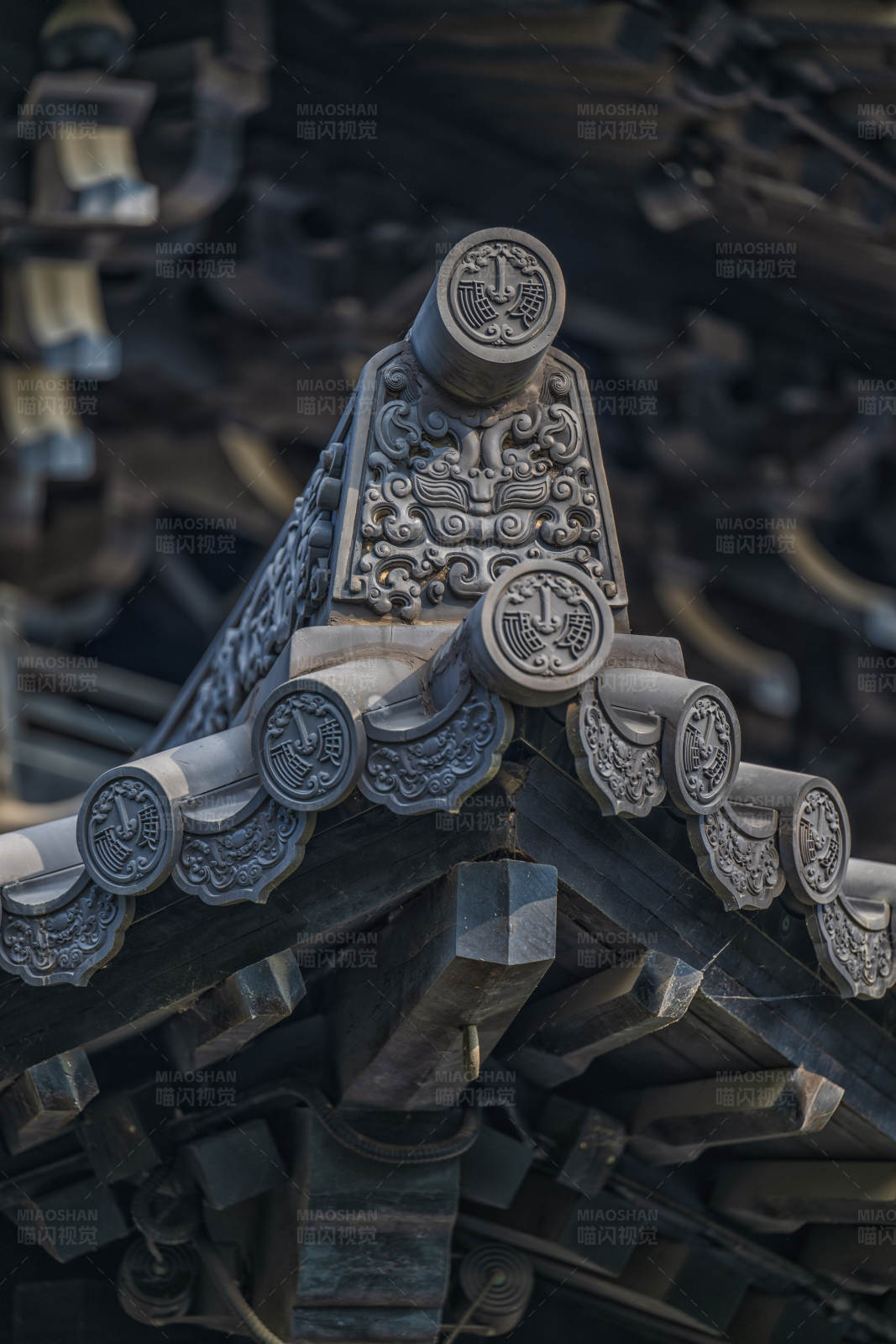 古建筑屋檐装饰特写图片