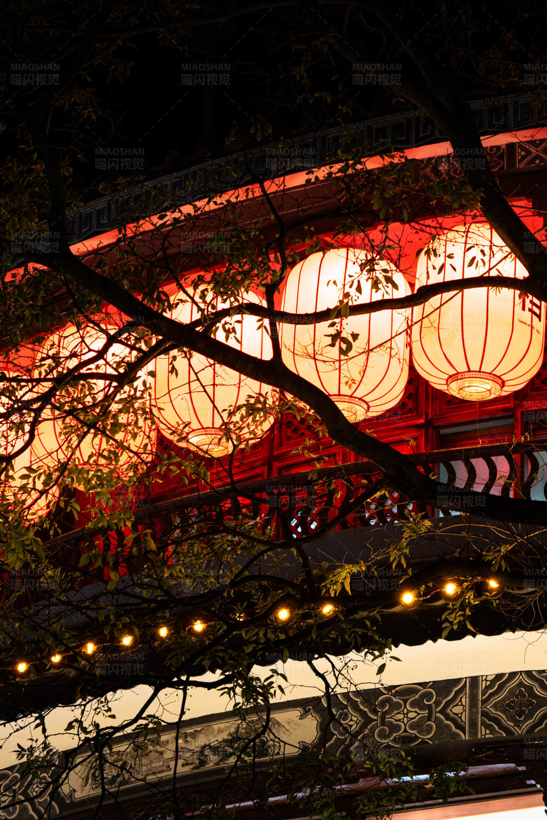 夜幕下的红灯笼图片