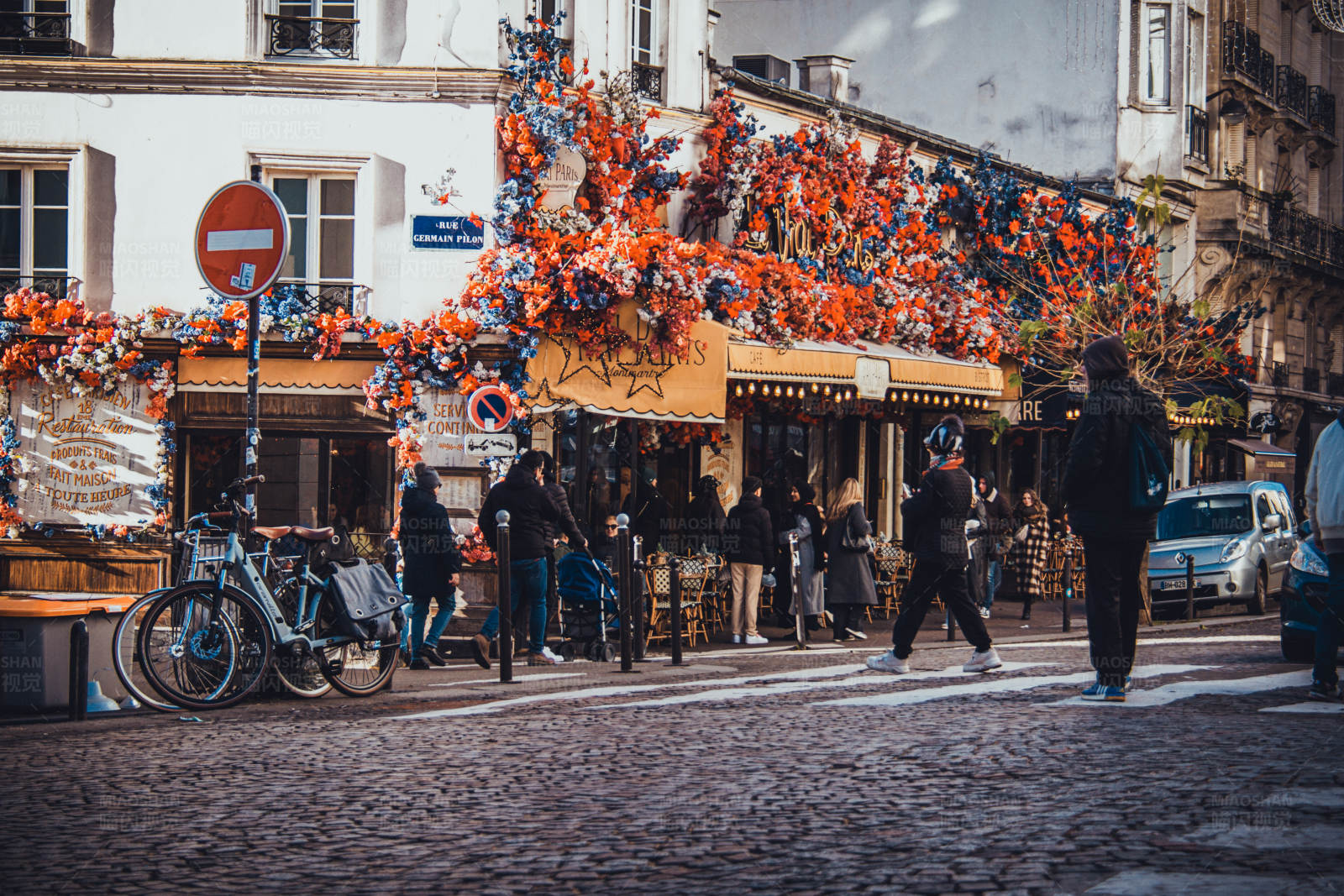 巴黎秋日街头的繁华景象图片