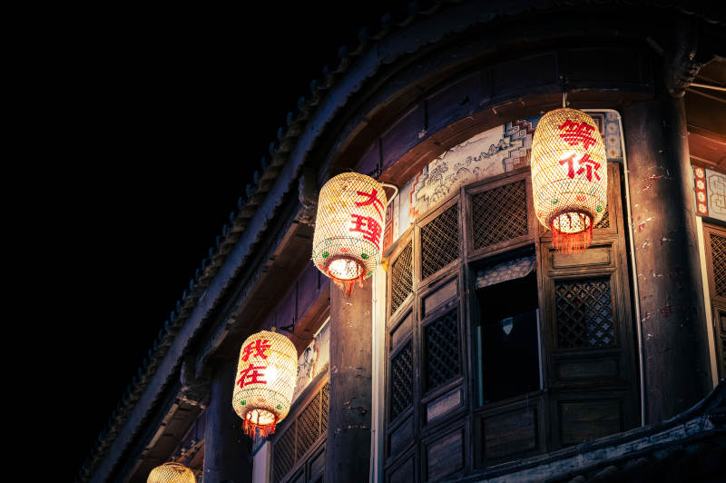 夜幕下的古建筑灯笼图片