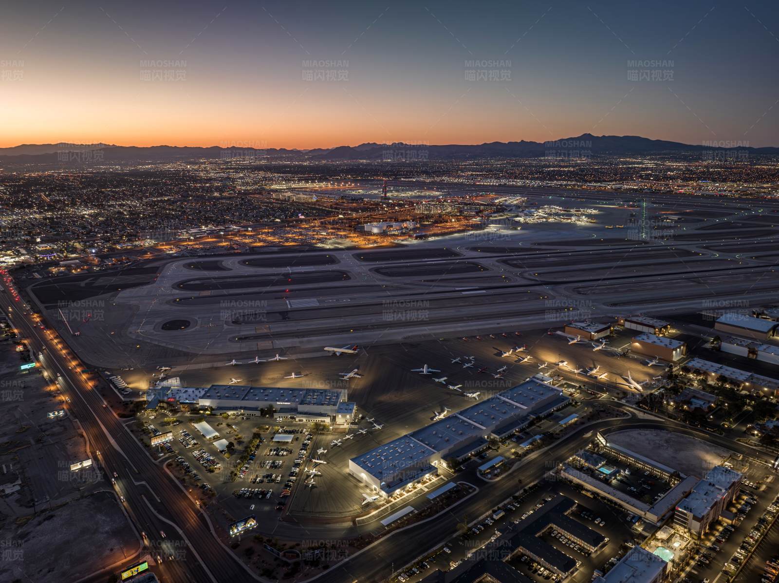 黄昏时分的繁忙机场图片