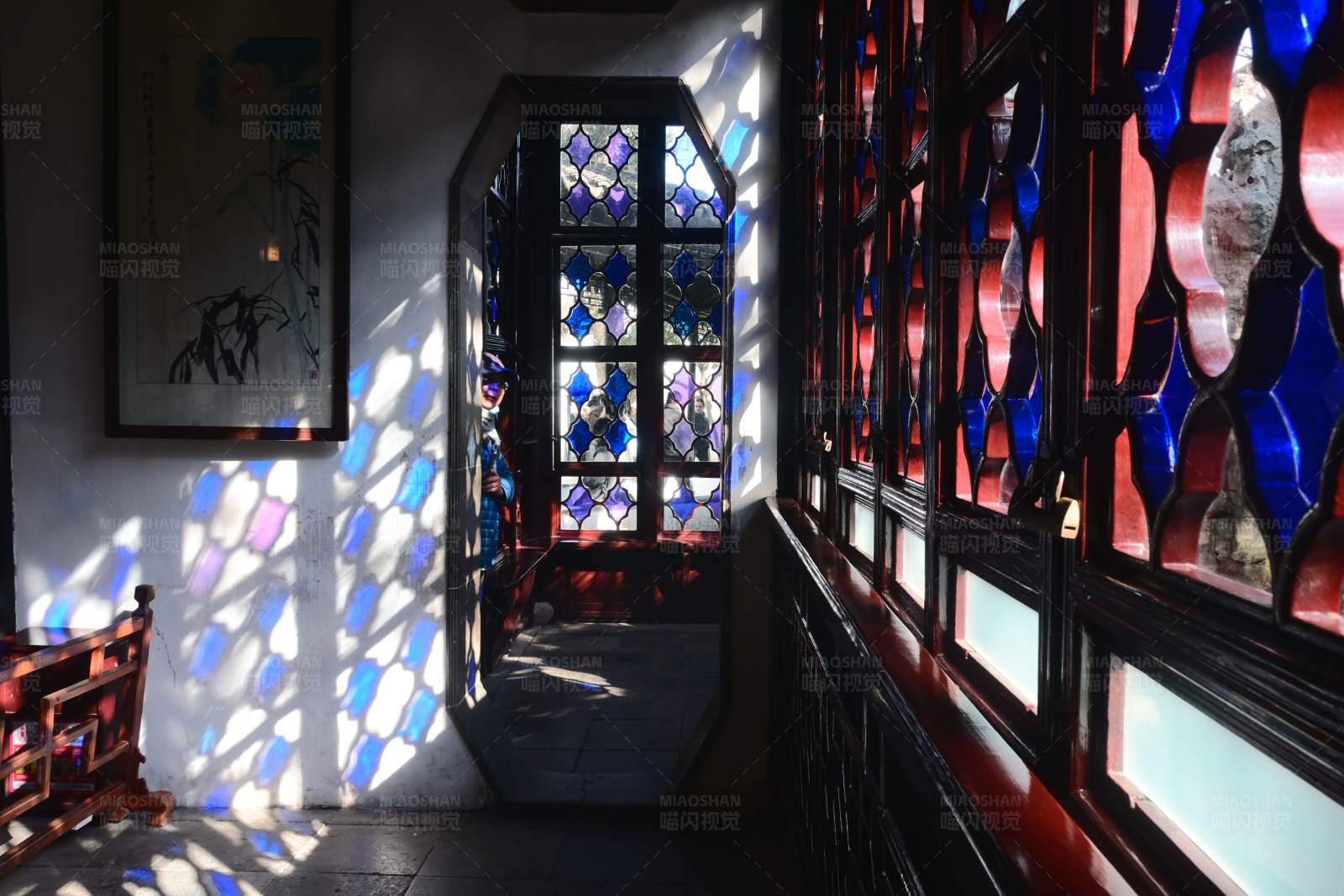 拙政园卅六鸳鸯馆琉璃花窗光影图片