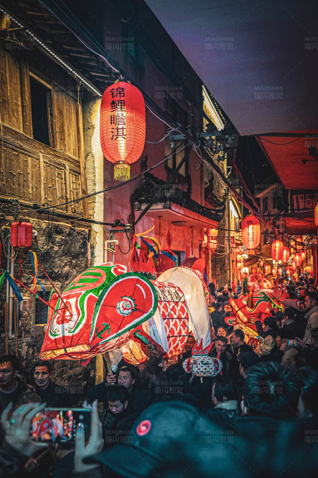 夜市灯笼游行图片