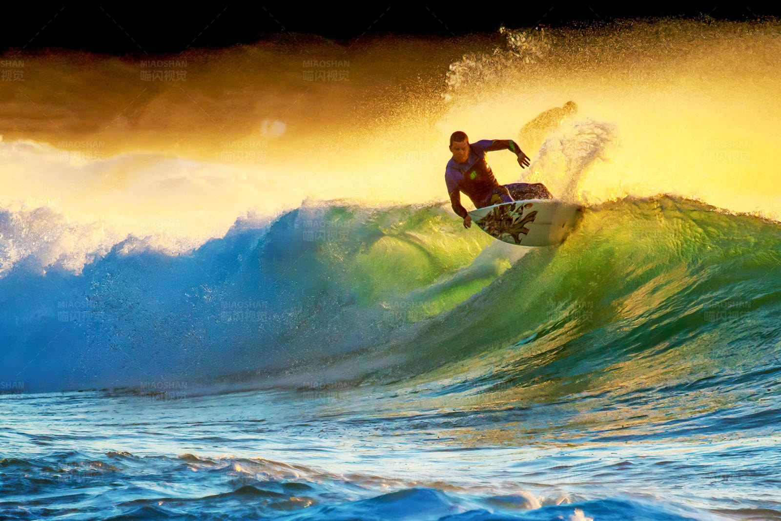 冲浪者在金色夕阳下图片