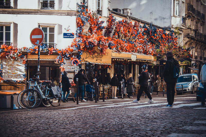 巴黎秋日街头的繁华景象图片