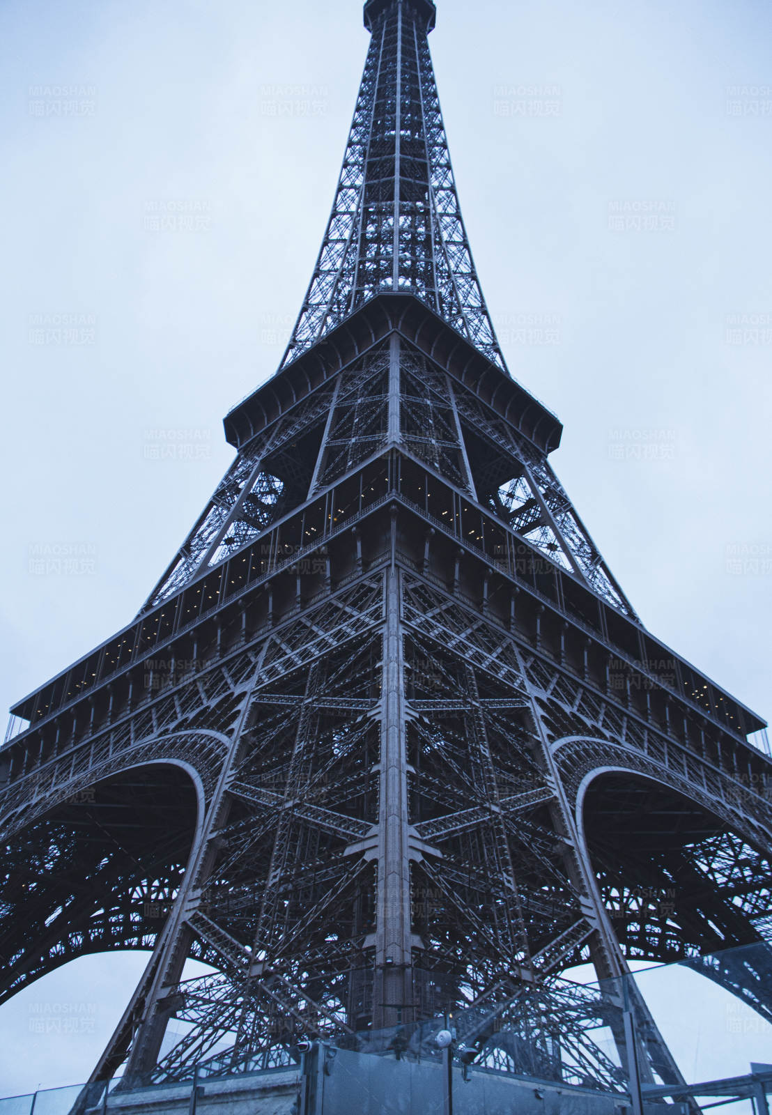 巴黎埃菲尔铁塔仰视图图片