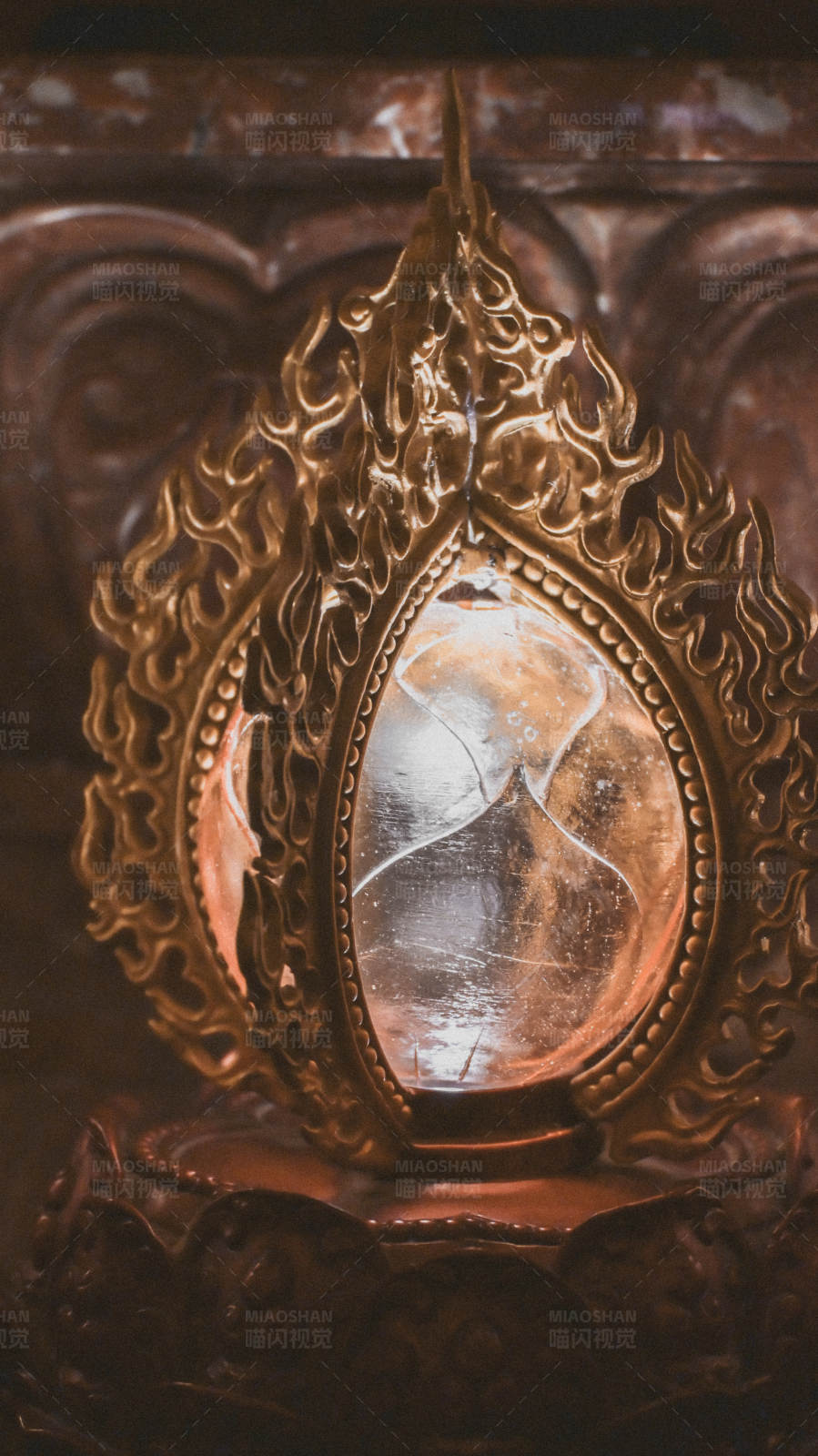 神秘水晶与金色火焰图片