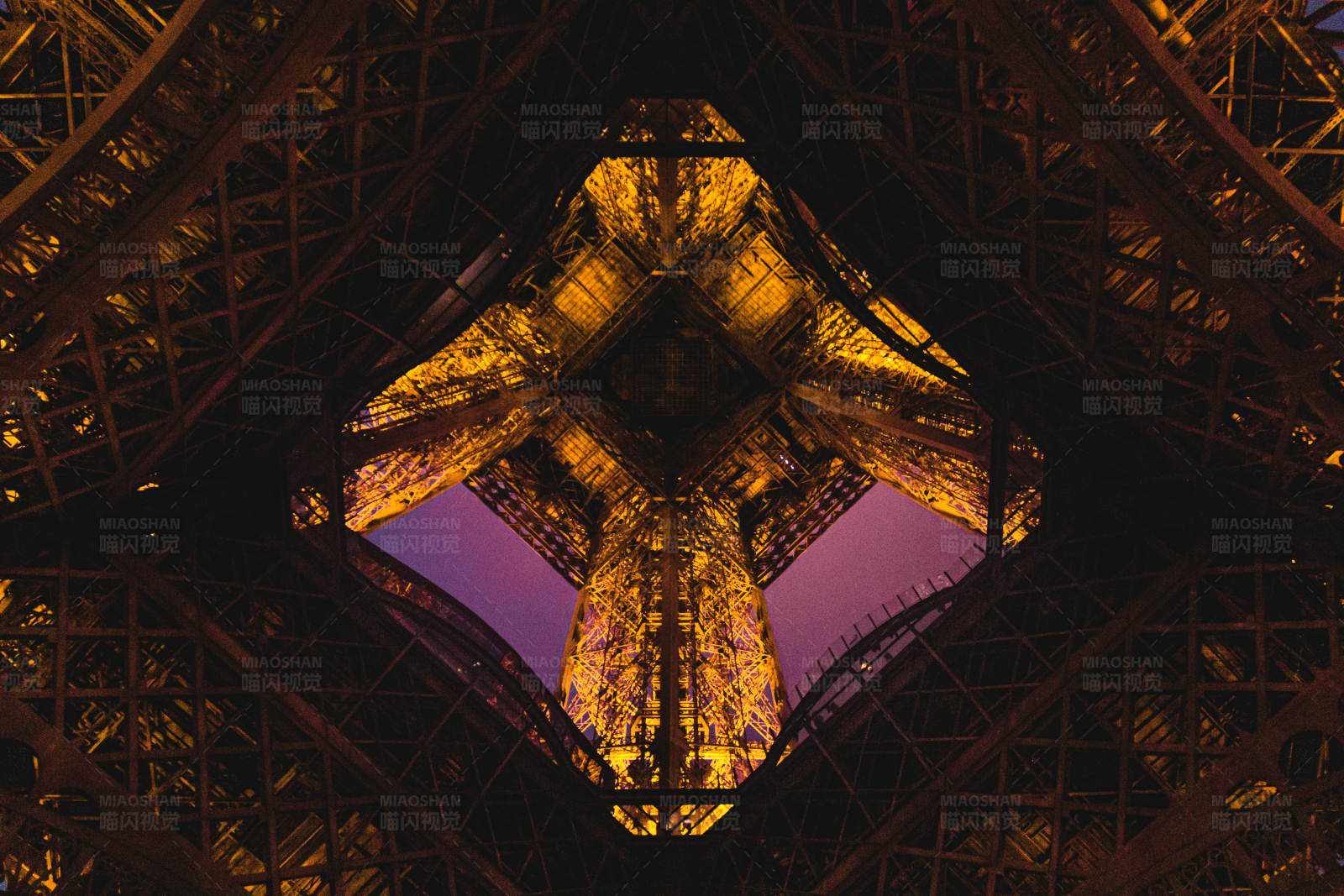 巴黎埃菲尔铁塔夜景图片