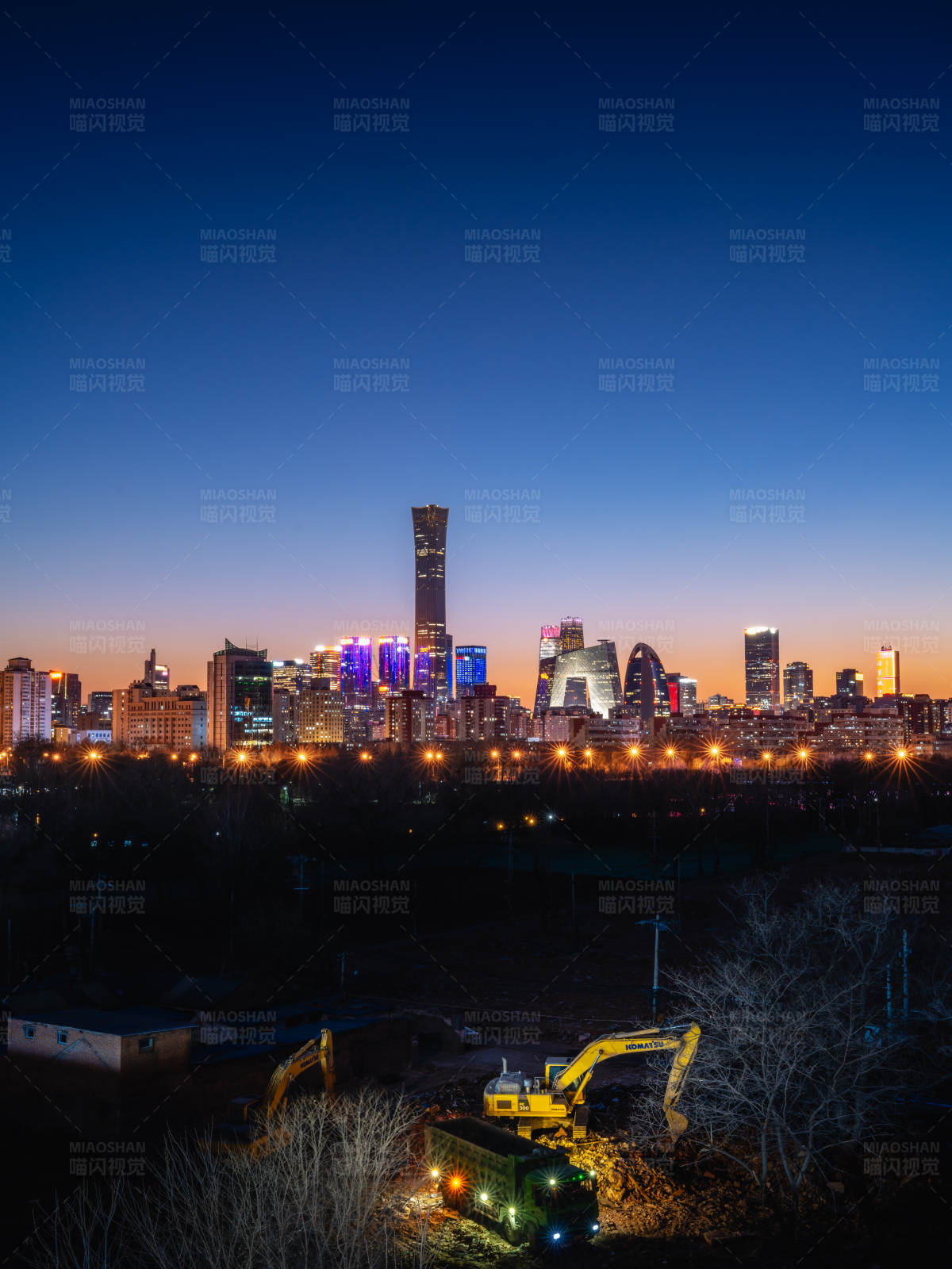 北京CBD天际线建筑群夜景图片