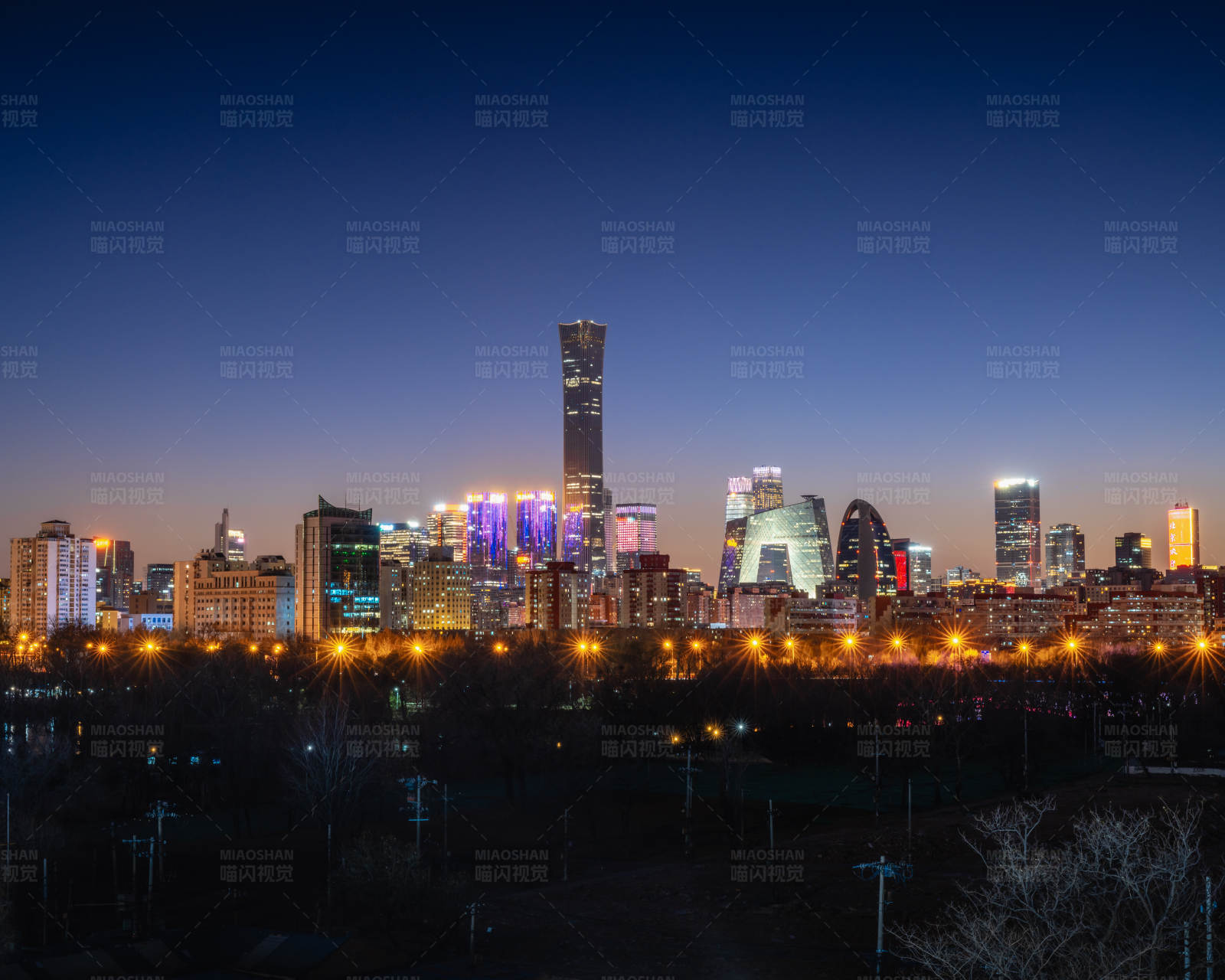 北京CBD天际线建筑群夜景图片