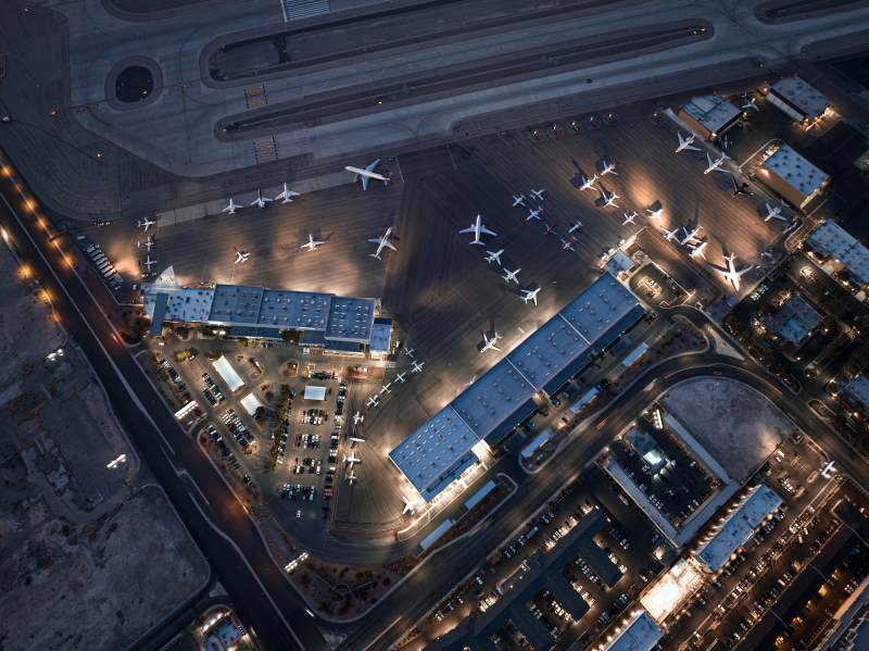 夜幕下的机场航拍图图片