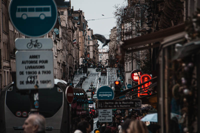 巴黎街头的繁忙景象图片