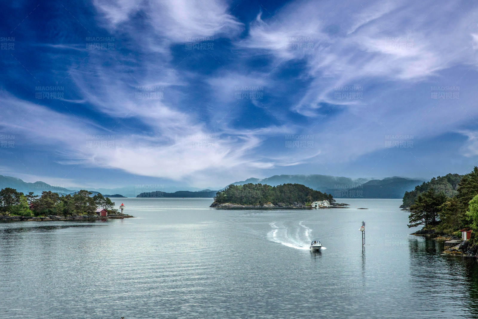 挪威湖泊孤舟游图片