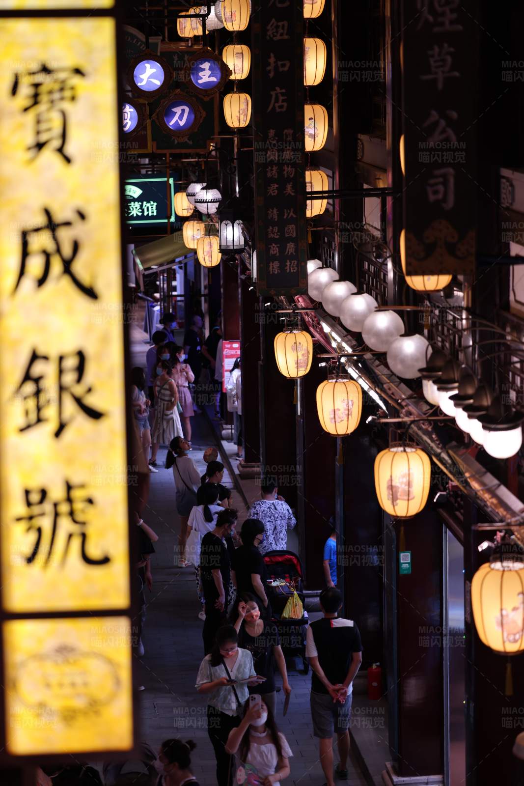 夜市霓虹灯图片