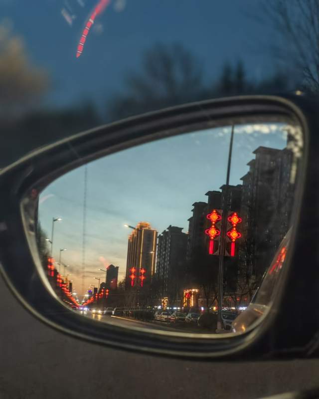 后视镜中的城市夜景图片