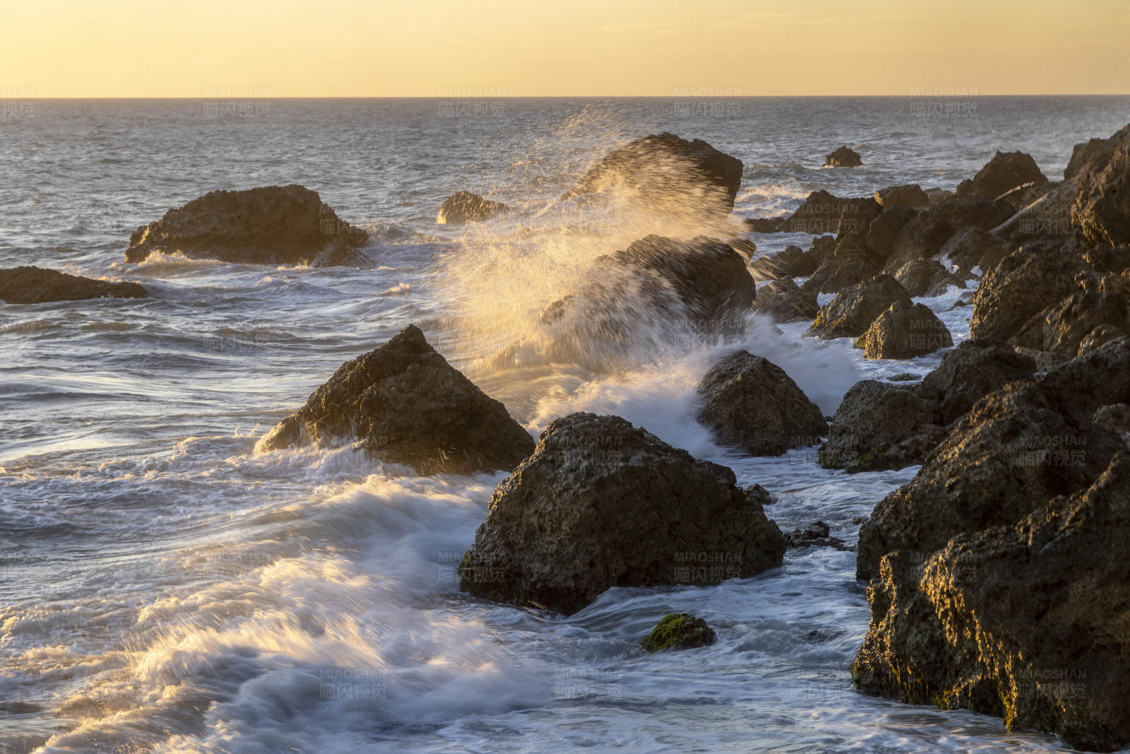 海浪拍打岩石的美景图片