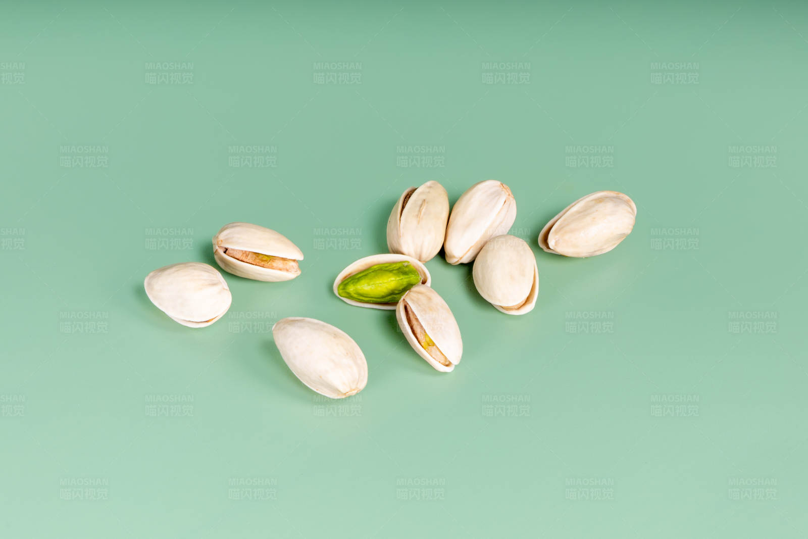 散落的开心果图片