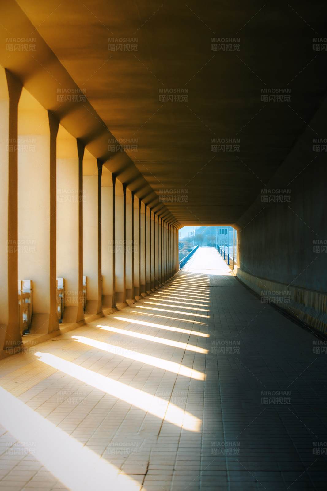 光与影的隧道图片