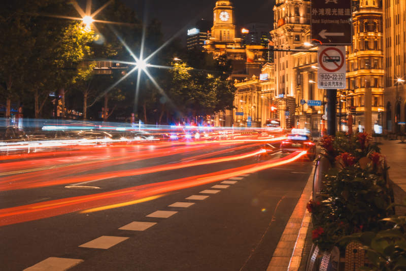 夜幕下的上海外滩交通图片