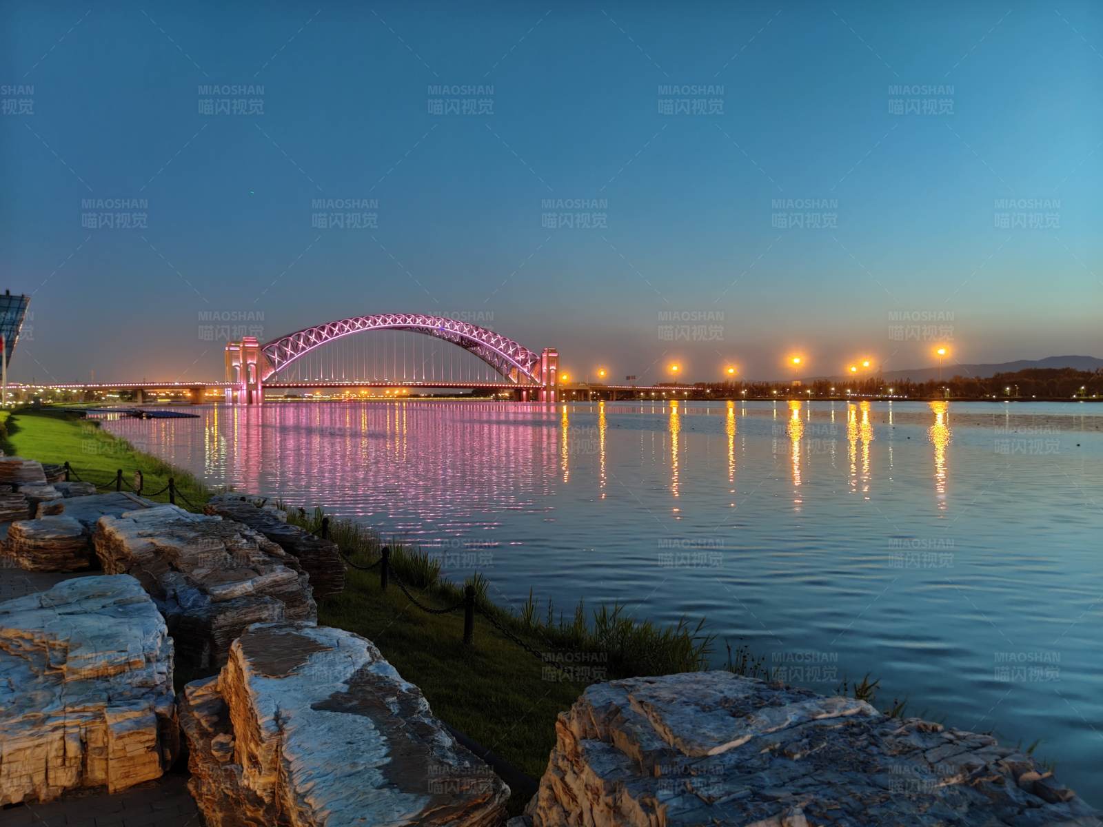 夜色下的彩虹桥图片