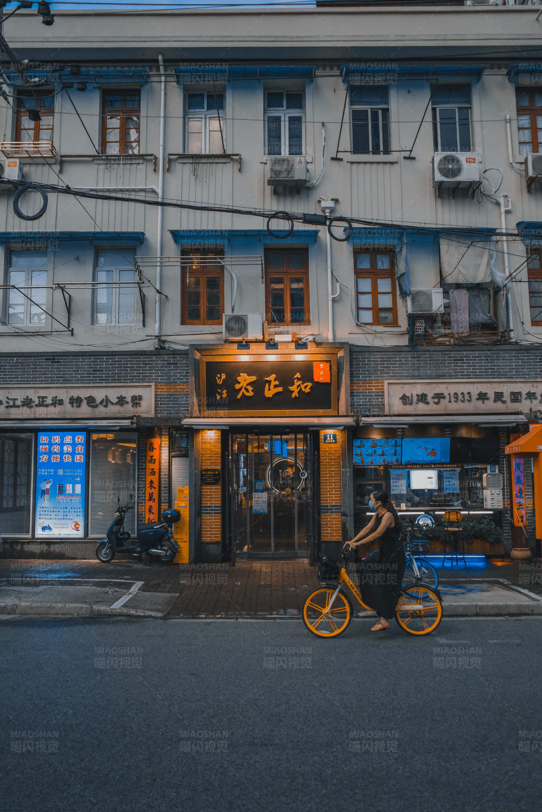 黄昏街角的橙色自行车图片