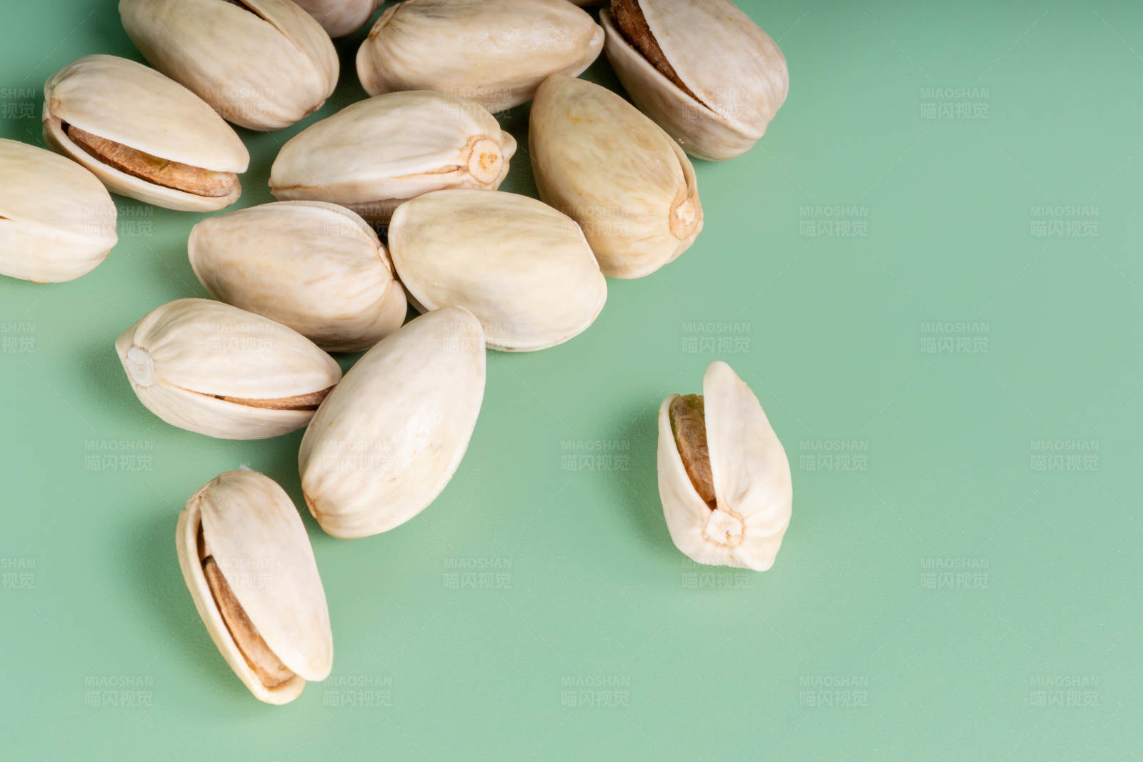 散落的开心果图片