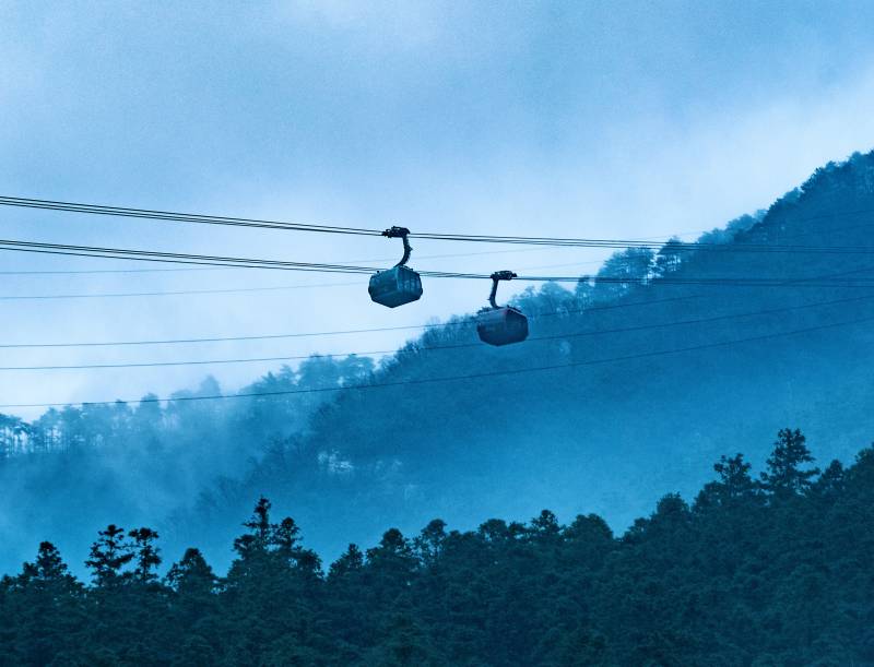 山间索道缆车图片