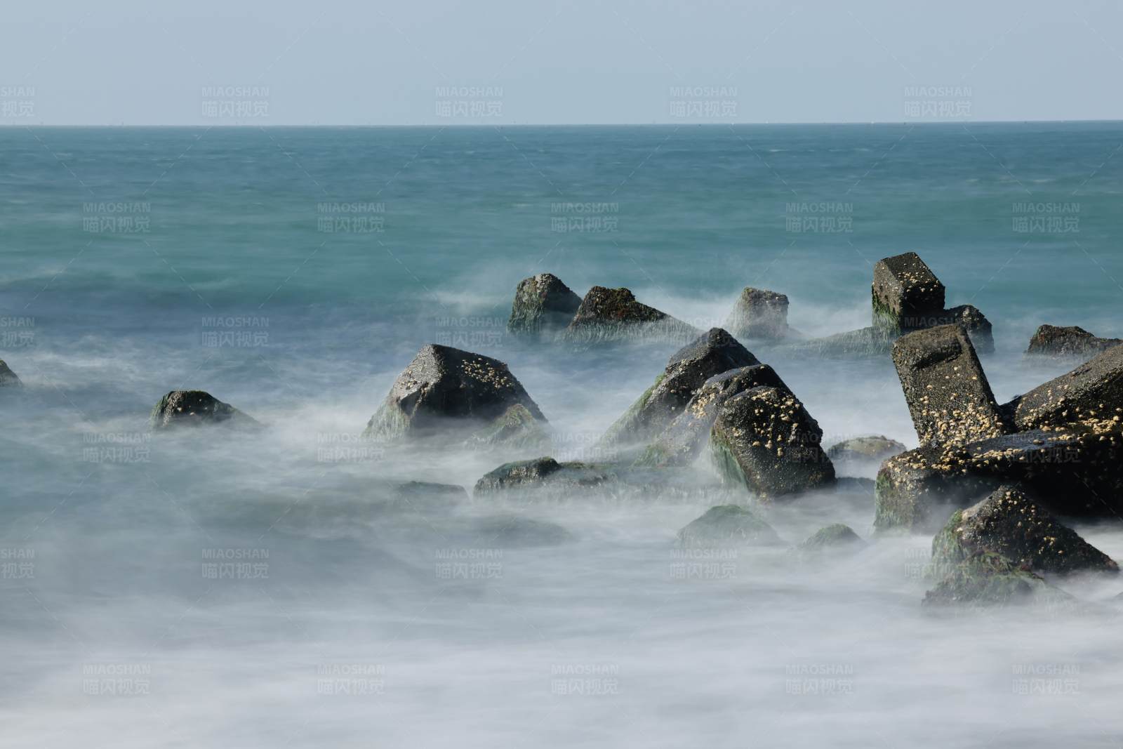 海浪与岩石的邂逅图片