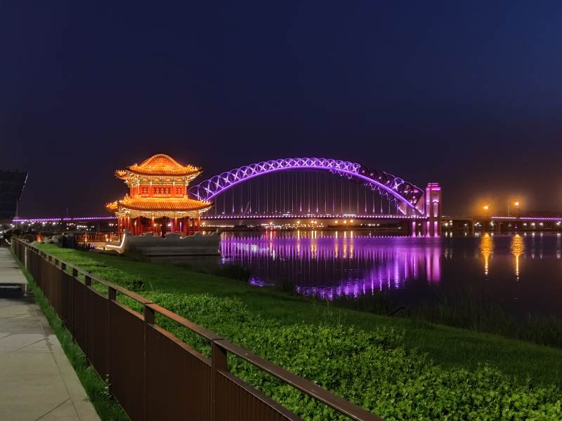 夜色下的桥梁与古建筑图片