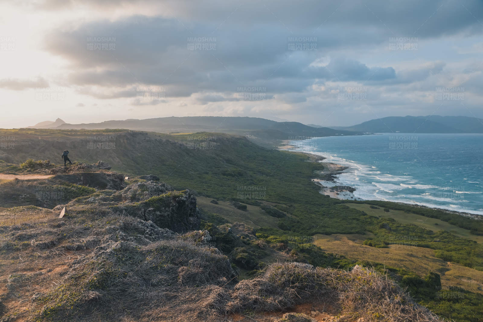 日落海岸线的壮丽景色图片