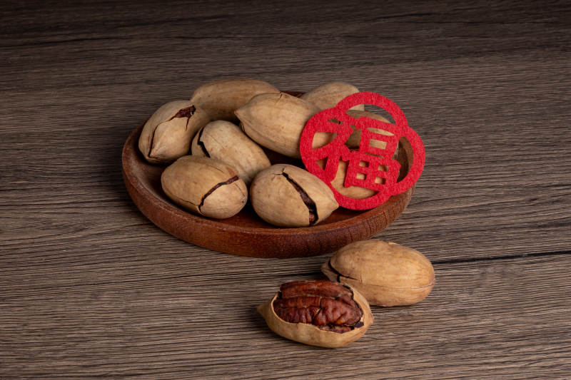 木盘上的山核桃和福字装饰图片