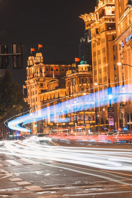夜幕下的城市霓虹图片