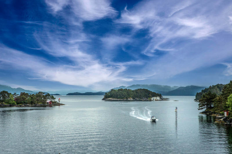 挪威湖泊孤舟游图片