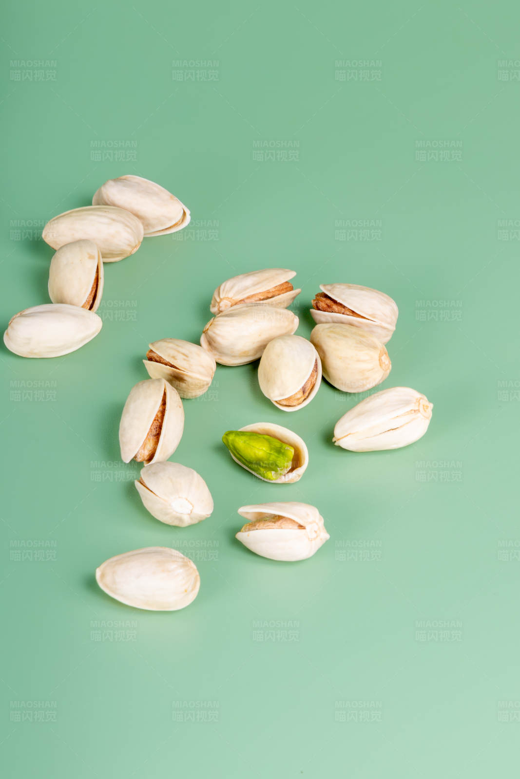 散落的开心果图片