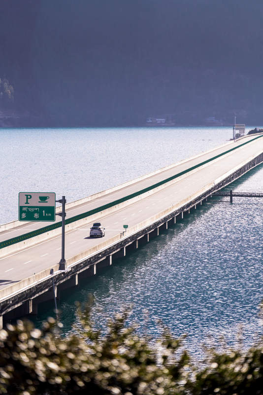 湖上公路 车行其中图片