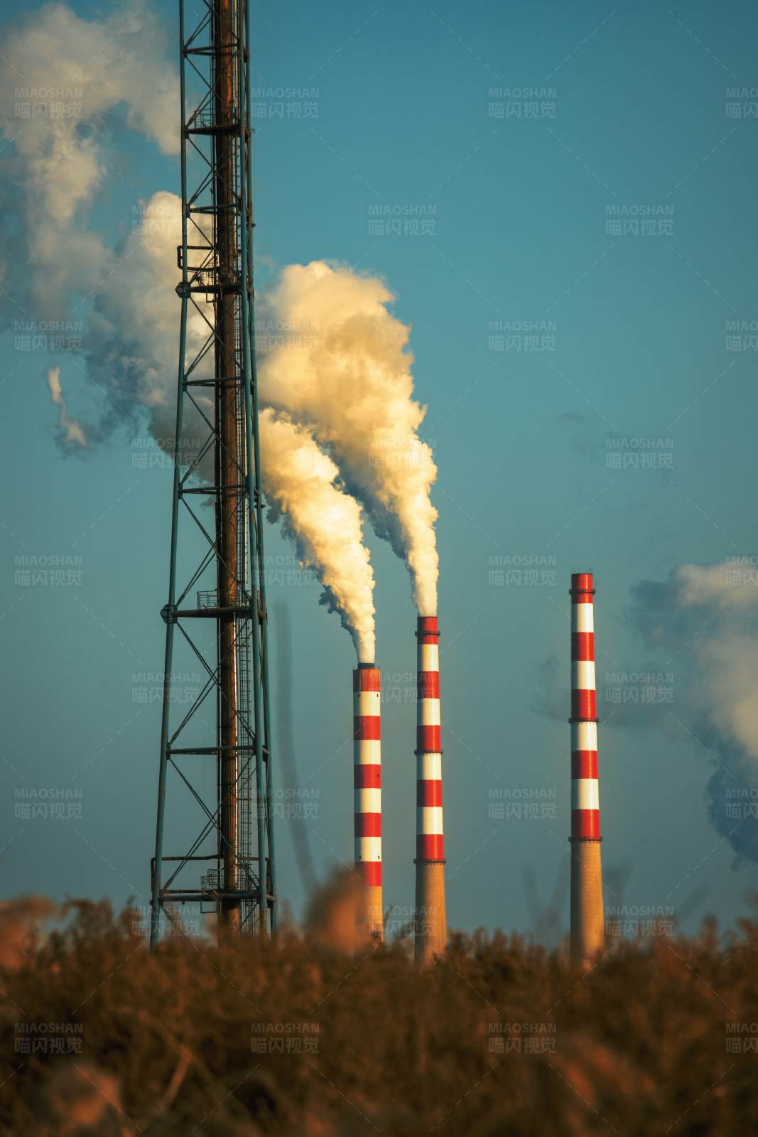 工业烟囱排放烟雾图片