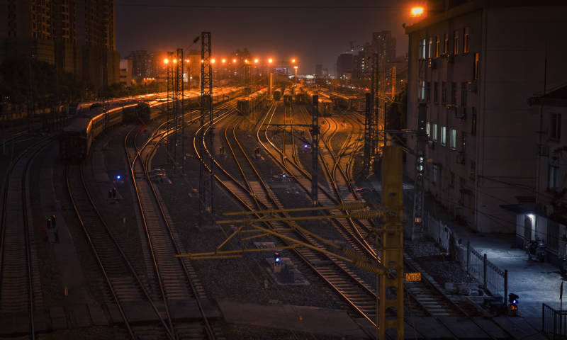 夜幕下的铁路交汇处图片