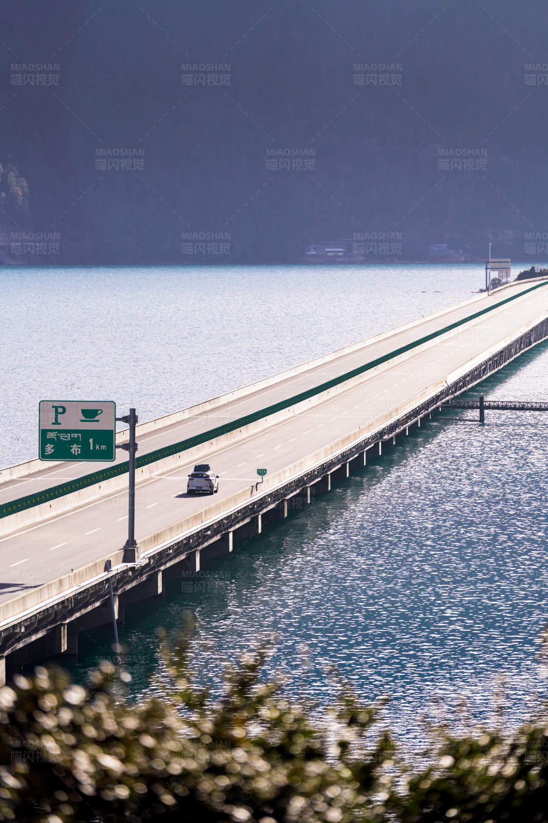 湖上公路 车行其中图片