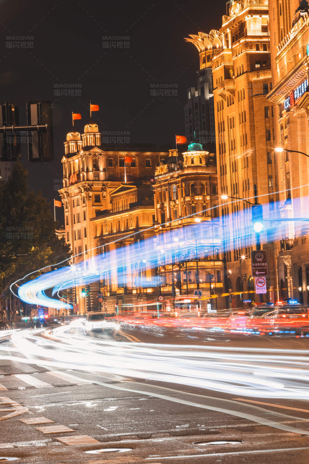 夜幕下的城市霓虹图片