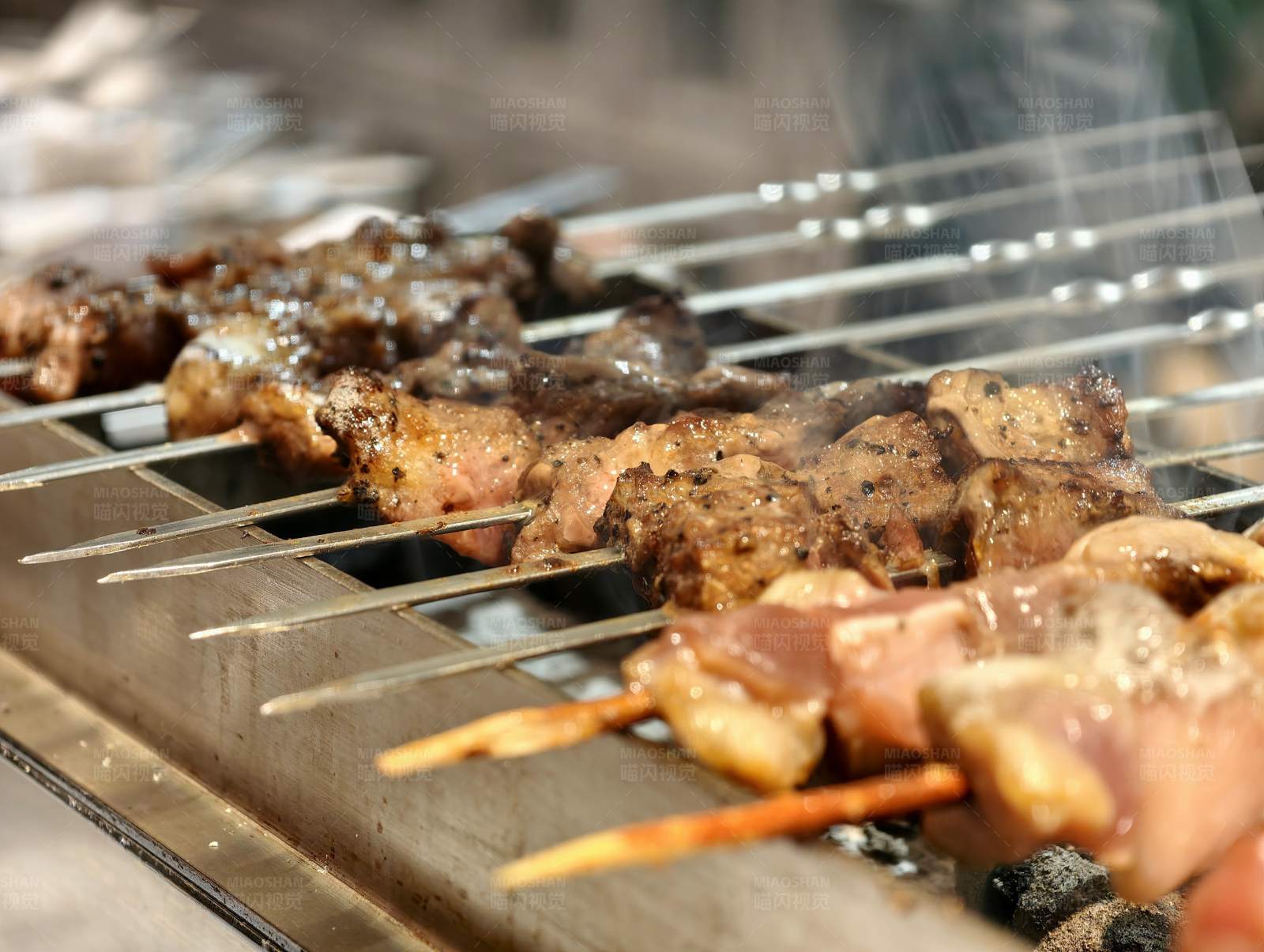 烤肉串的美味时刻图片