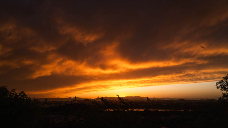 金色夕阳染红天际图片