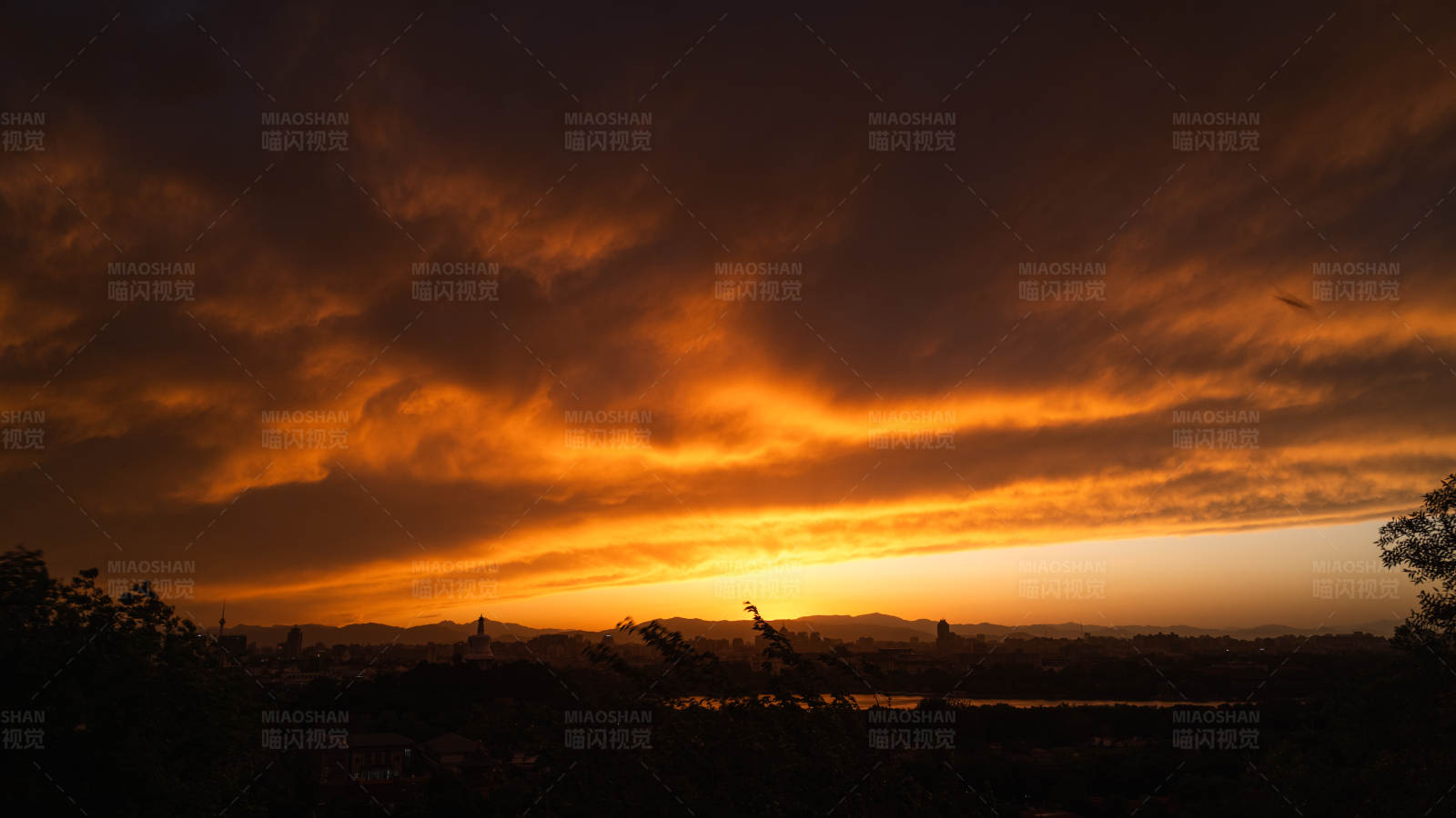 金色夕阳染红天际图片