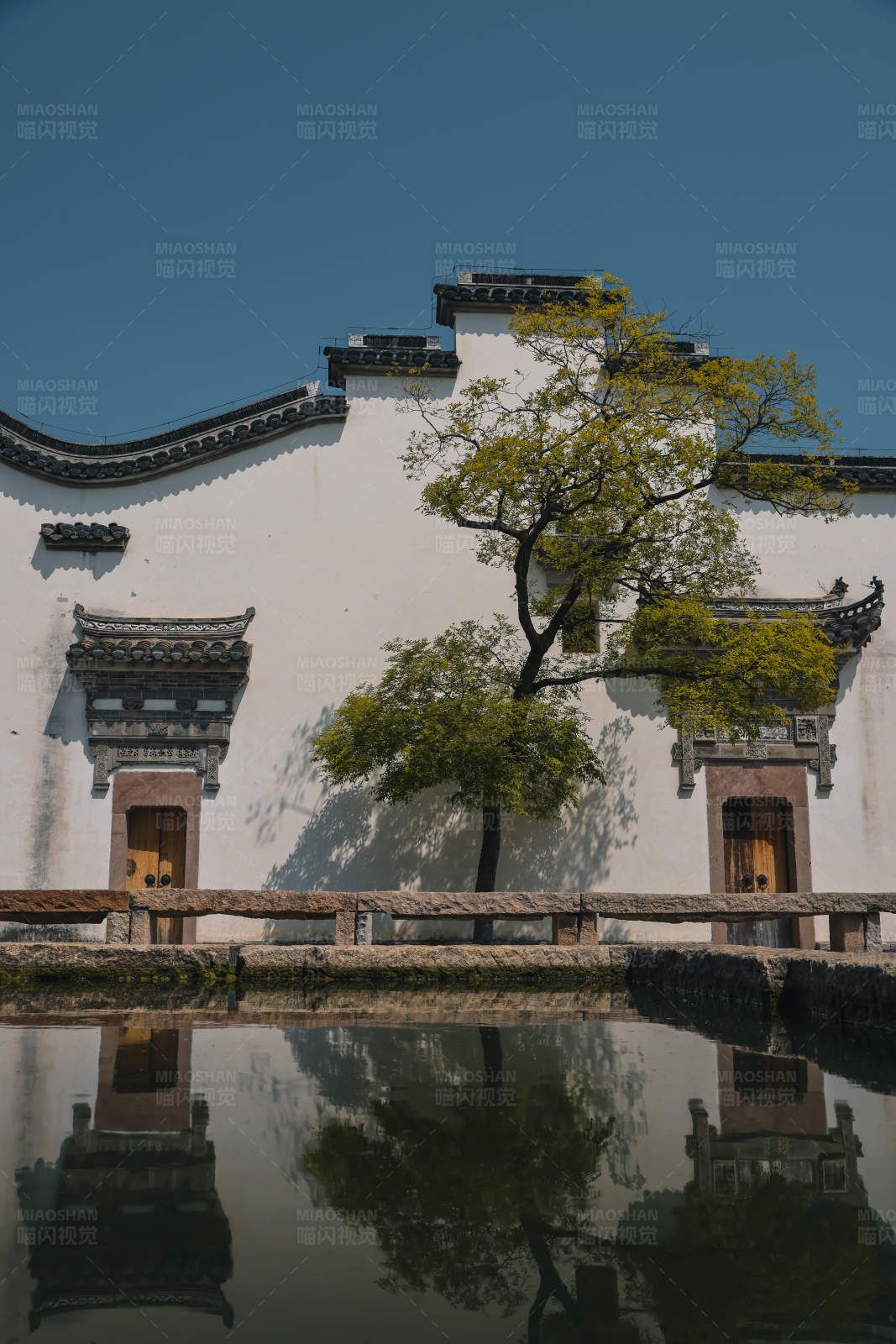 古建筑与树的倒影图片
