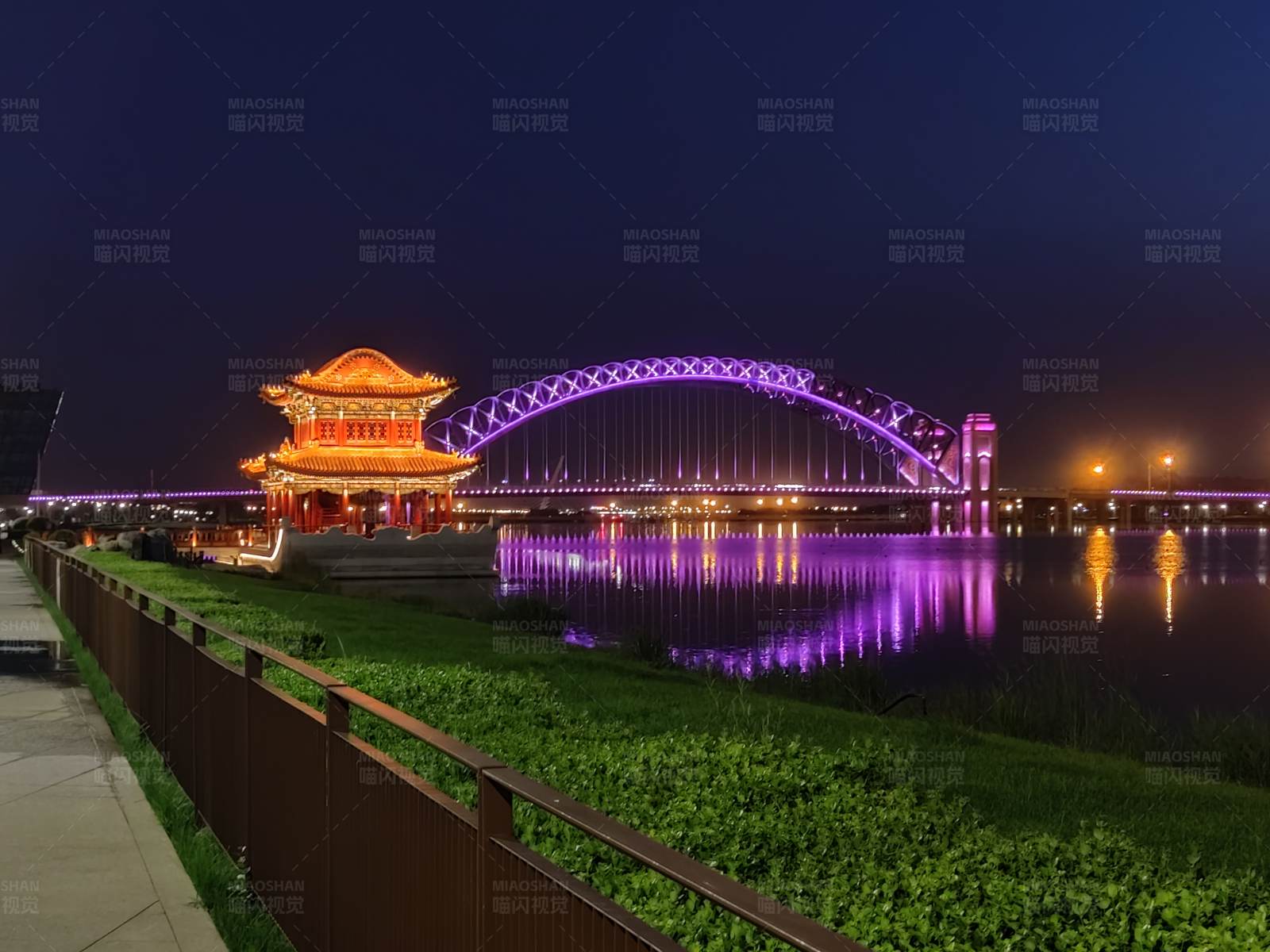 夜色下的桥梁与古建筑图片