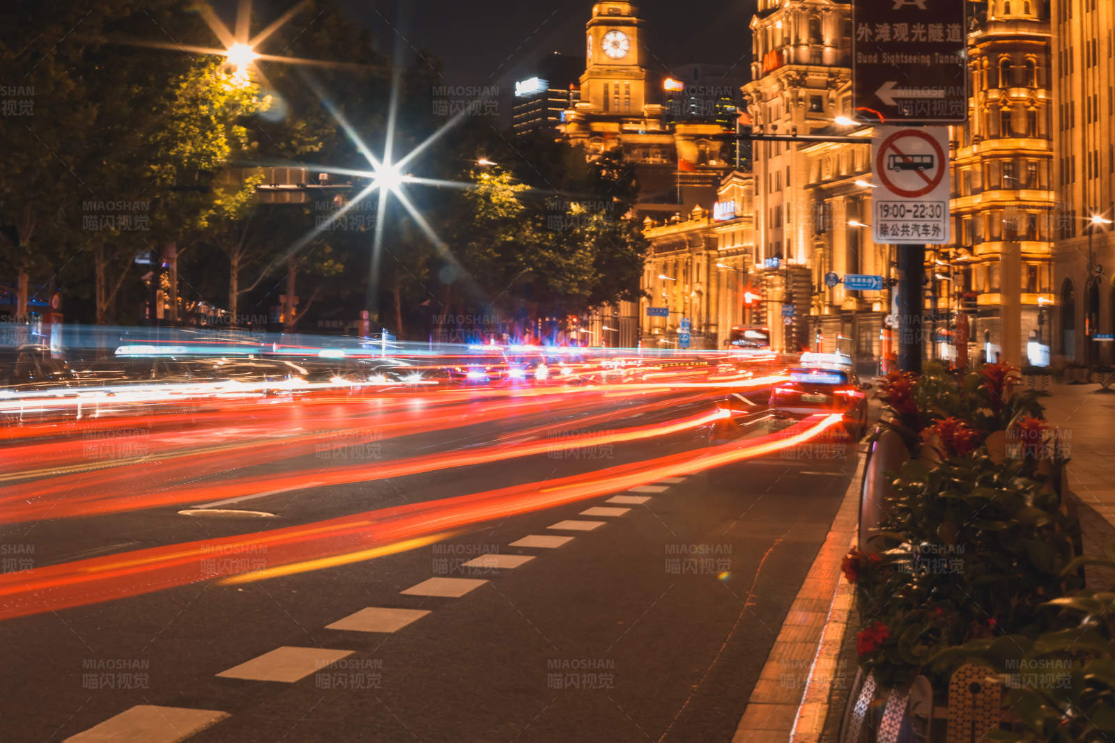 夜幕下的上海外滩交通图片