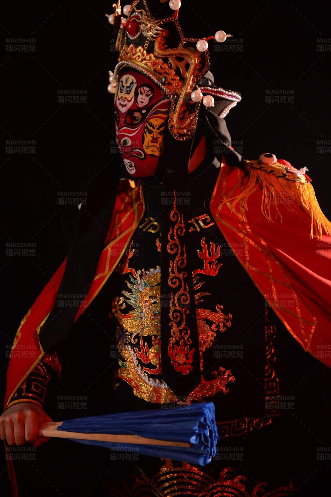 川剧变脸与华丽服饰图片