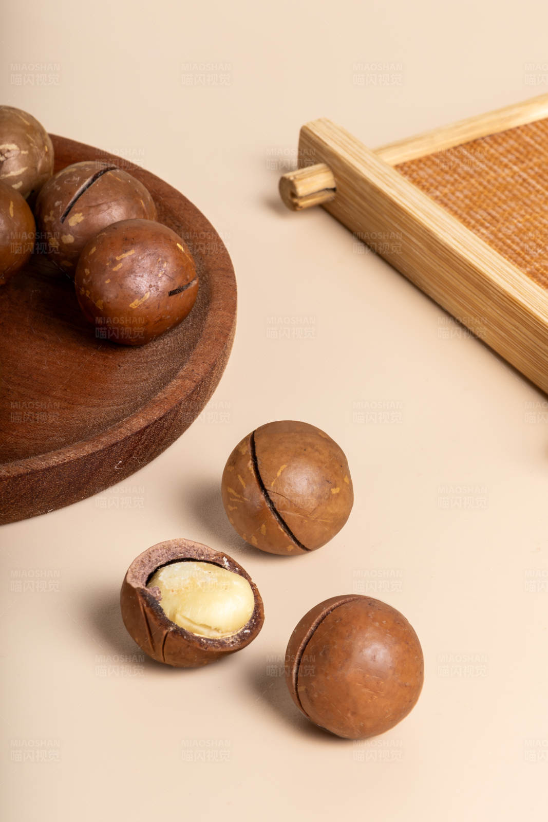 澳洲坚果与木盘图片