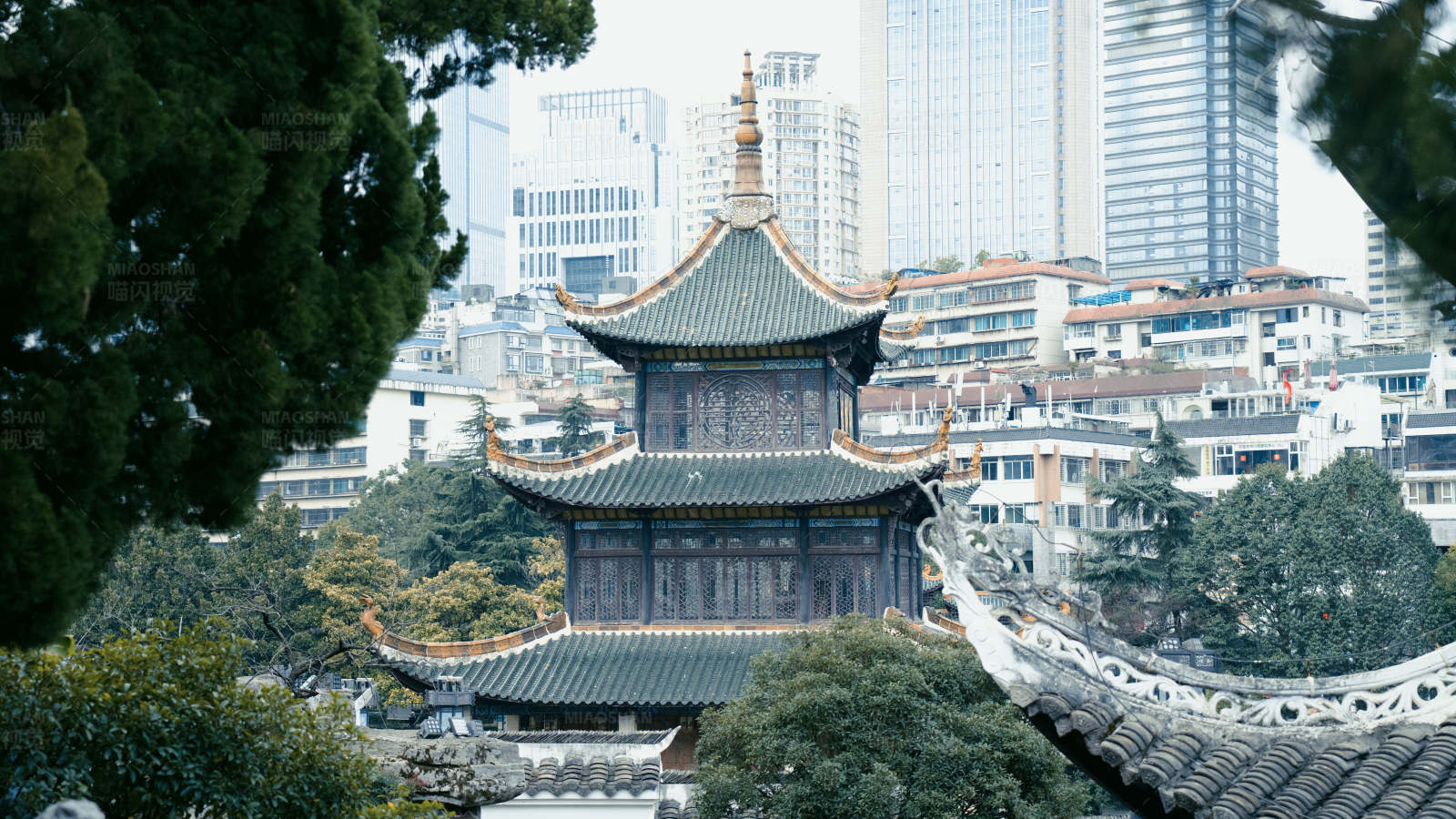 贵阳古塔与现代城市背景图片