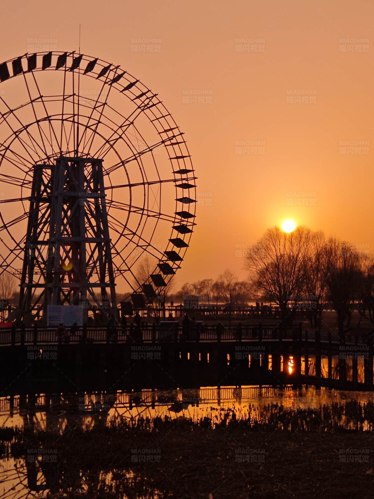 夕阳下的摩天轮剪影图片